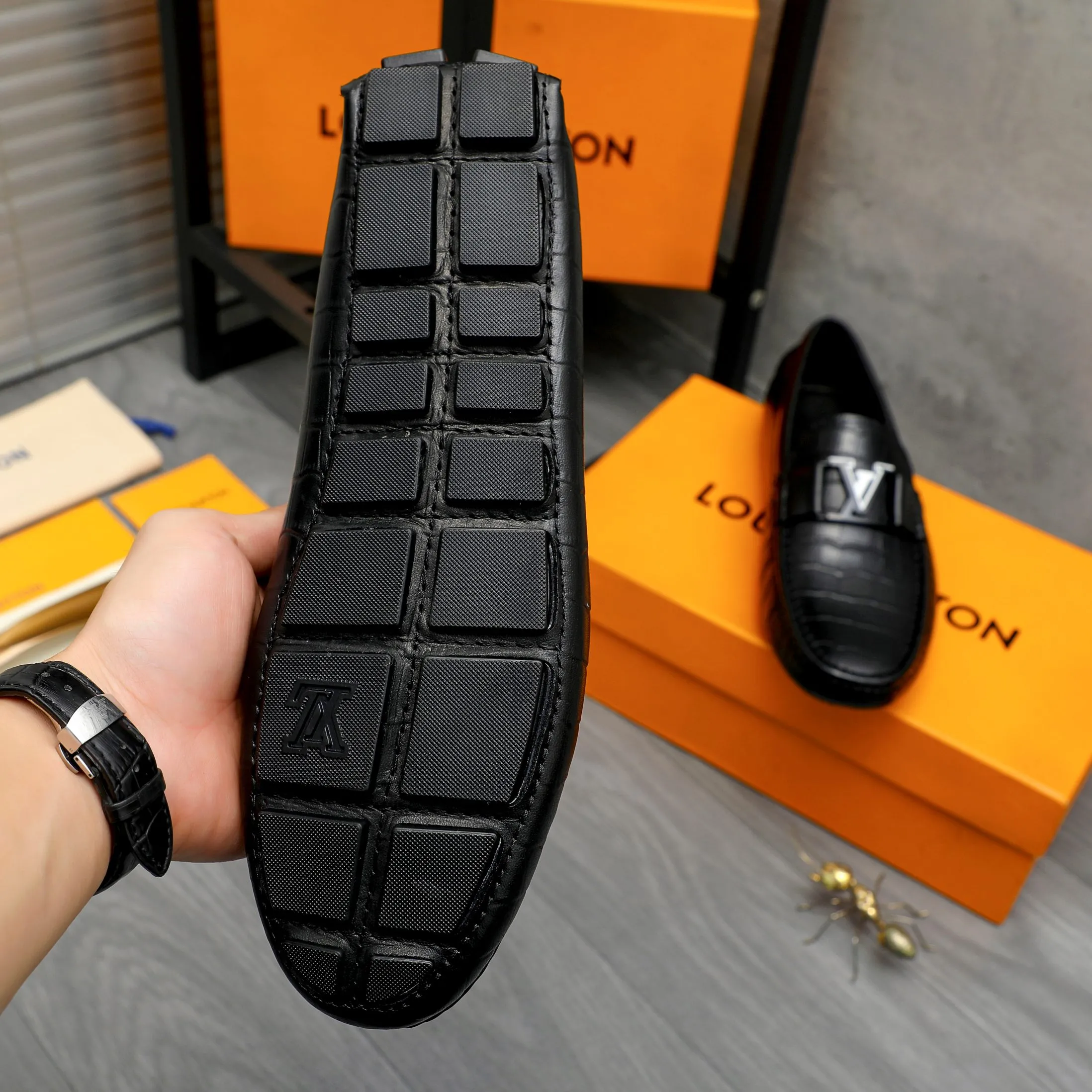 Men's shoes 💰p420 Product trademark: LV "Louis Vuitton" casual slip-on men's shoes Regular size: 38-44 Product material: Selected stone grain cowhide upper, sheepskin lining, original rubber outsole